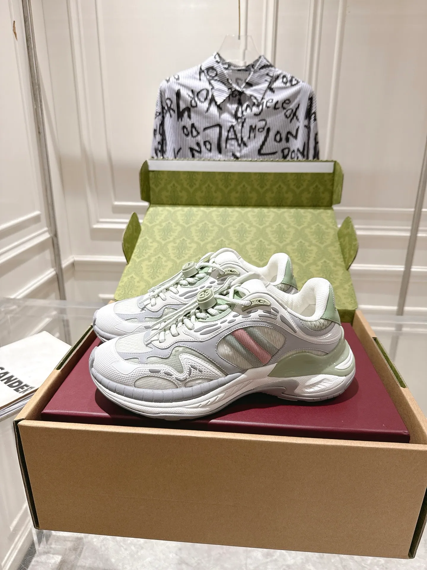 👟👟Ex-factory price 980👟👟Upgraded version with airplane case Gucci Gucci 25ss hot new style couple style retro sports shoes dad shoes This Gucci 2.0 reinterprets the brand's iconic striped webbing elements. This new interpretation of iconic details uses EVA thick soles with a smart silhouette, bringing a stable and comfortable wearing experience. Delivered in exquisite packaging. Fabric: Made of original imported cowhide/technical fabric. Inner foot pad: Breathable mesh. Heel height: 4cm. Sole: Original customized ultra-light foam rubber outsole. Size: 35-45 (women's size 40, men's size 45, custom-made, non-returnable)
